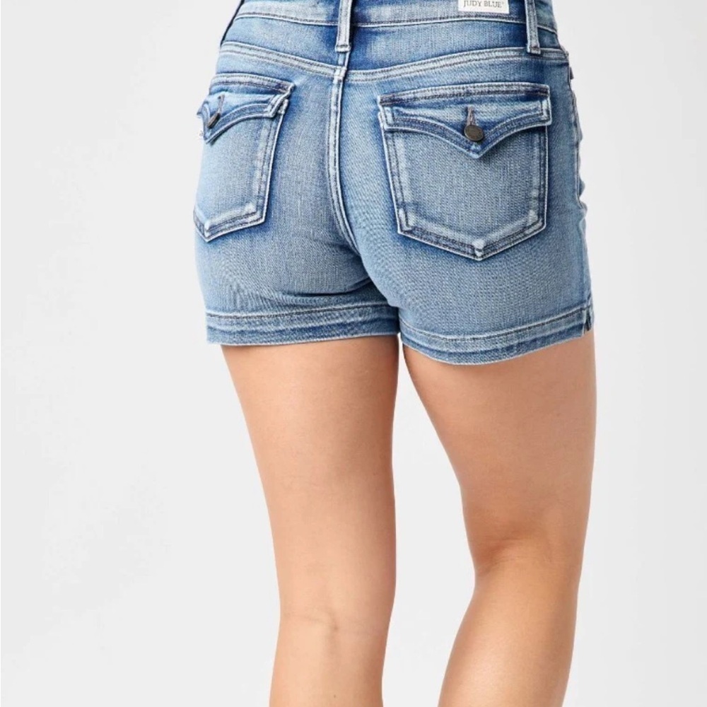 Judy Blue Mid-rise Heavy Contrast Flap Pockets Shorts - Picture 2 of 12